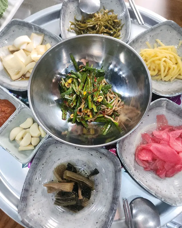 다채로운 밑반찬 구성