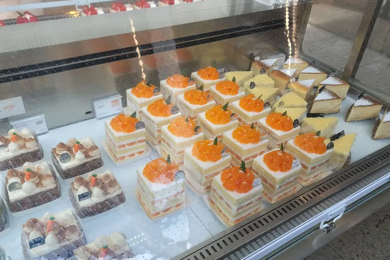 쇼케이스 안의 케이크들