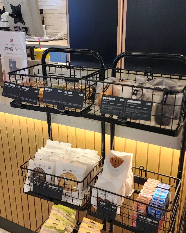 다양한 종류의 스콘과 쿠키가 진열된 모습