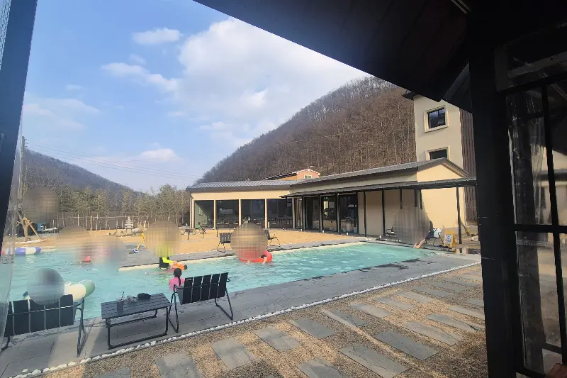 채온재의 수영장