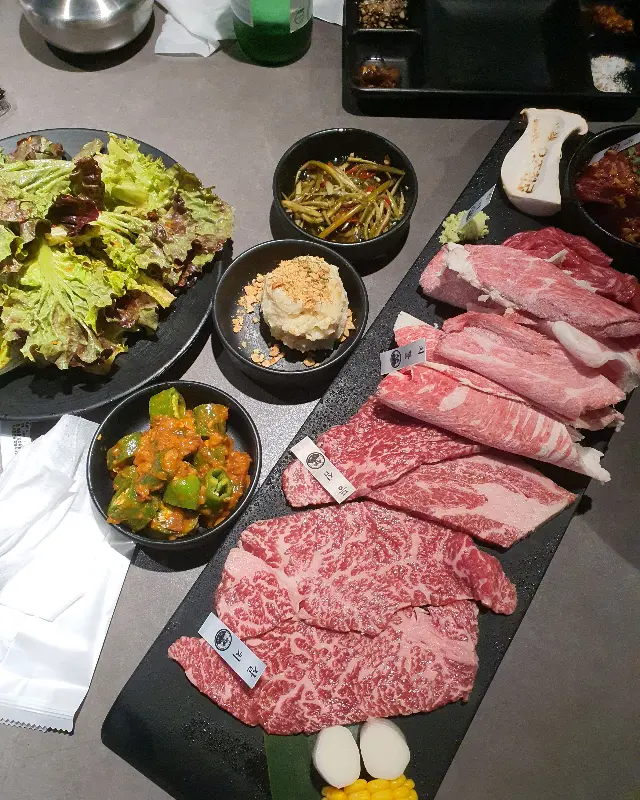 풍성한 쌈 채소와 밑반찬