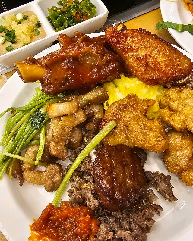 다양한 뷔페 메뉴