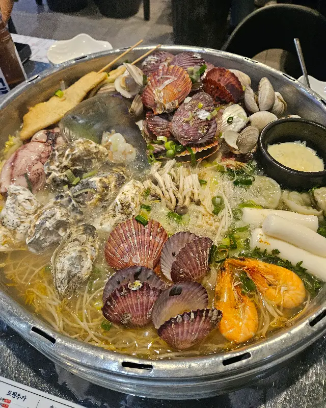 싱싱한 가리비가 듬뿍 담긴 조개전골