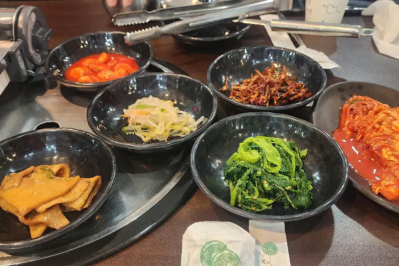 정갈하게 차려진 밑반찬