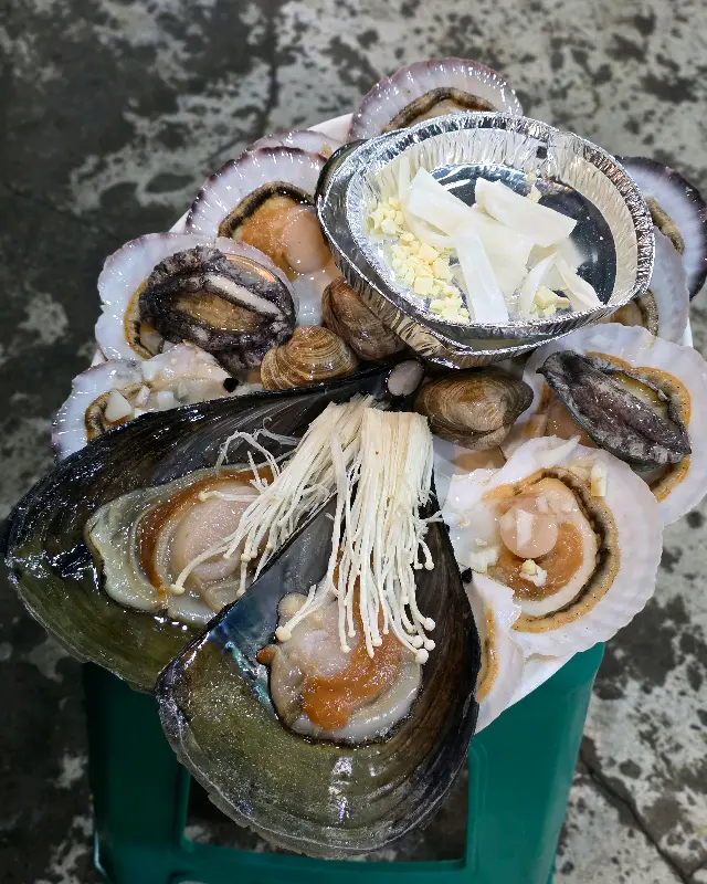 신선함이 가득 느껴지는 모둠 조개구이 한 상