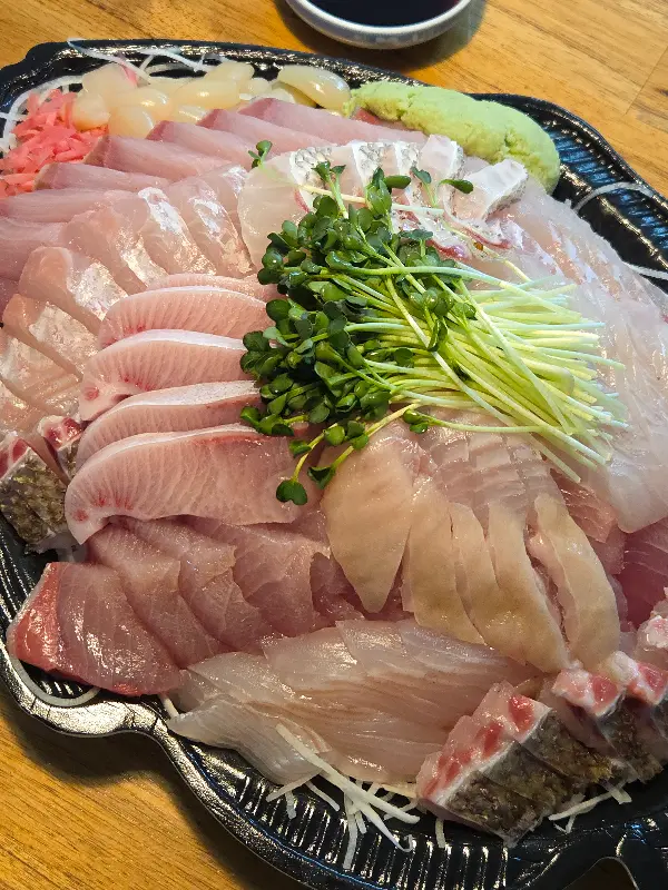 신남도수산 대방어 모듬회 근접샷