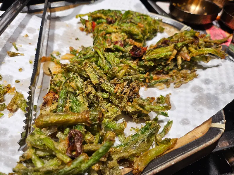 톡톡 터지는 날치알 깍두기 볶음밥