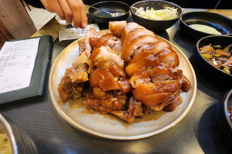 윤기가 흐르는 족발