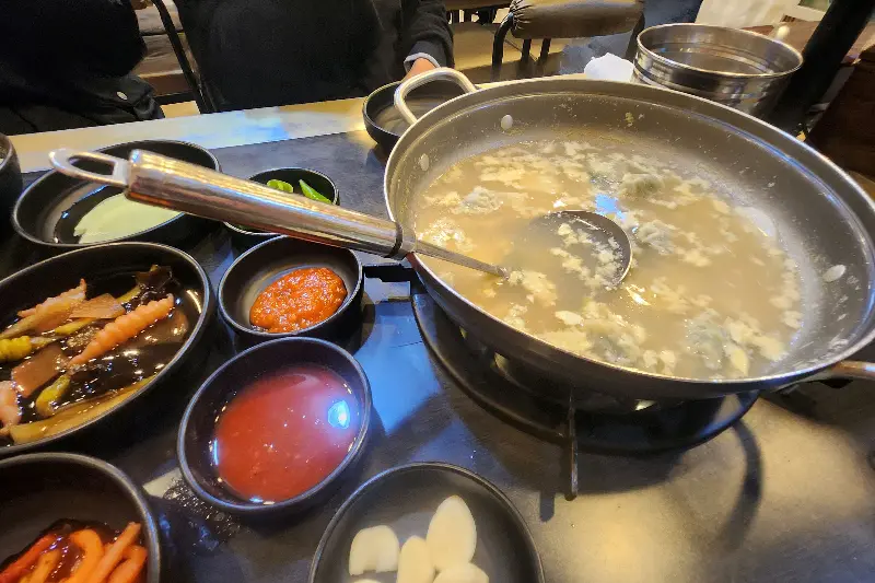 보글보글 끓는 떡만둣국