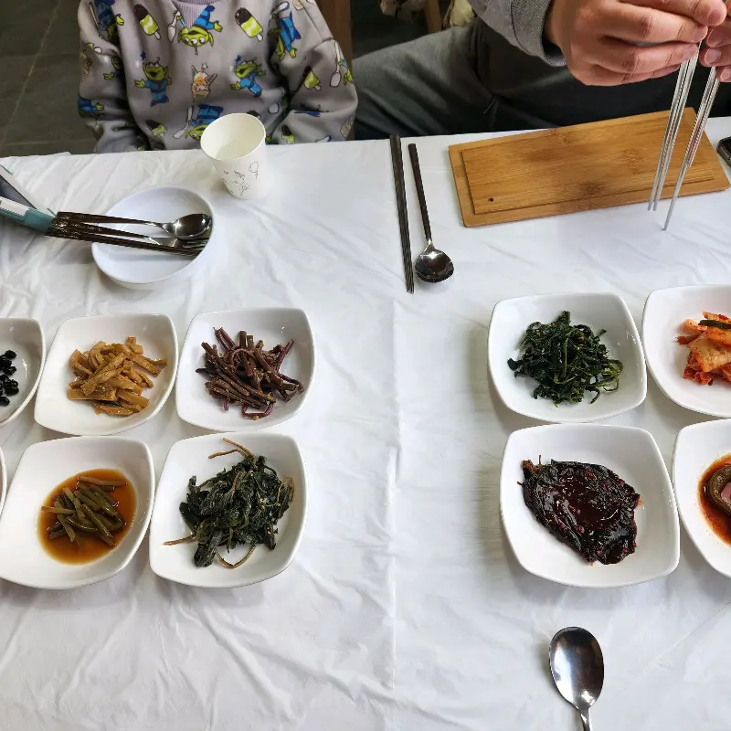 정갈하게 차려진 밑반찬