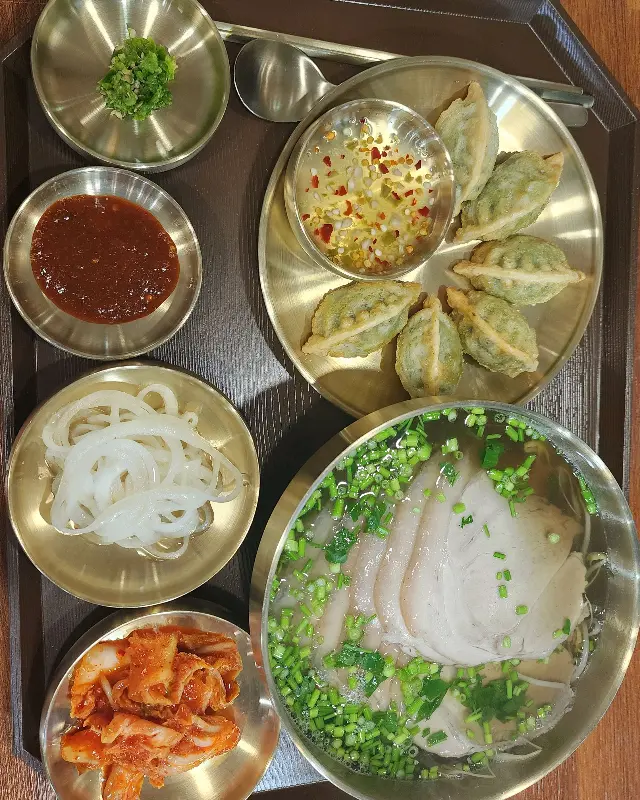 흑돼지 쌀국수와 곤드레 군만두 한상차림