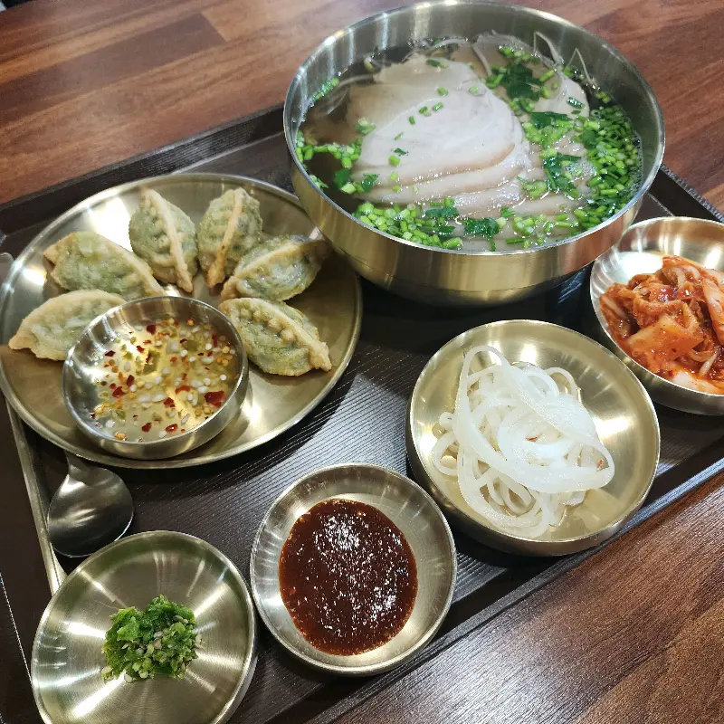 흑돼지 쌀국수와 곤드레 군만두