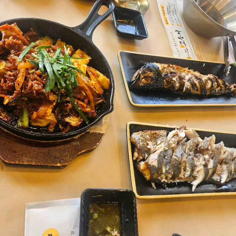 고등어구이와 돼지두루치기