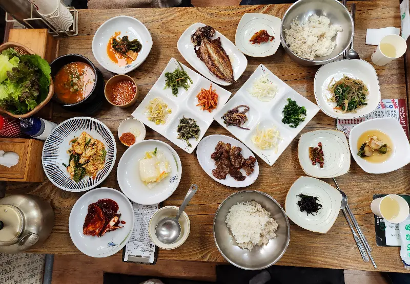 상다리가 휘어질 듯한 반찬 가짓수