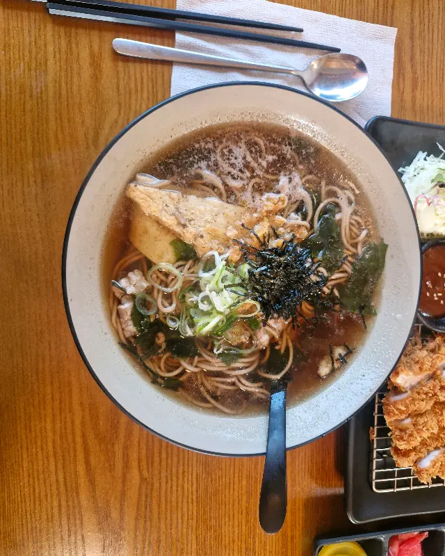 정갈하게 담겨 나온 삼동소바