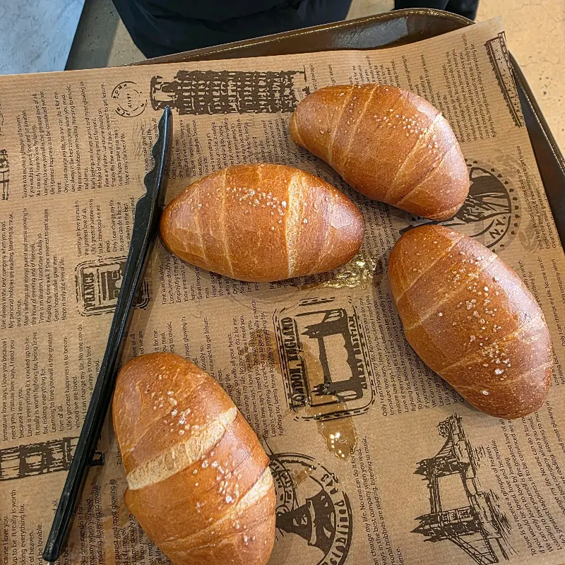 갓 구워져 나온 소금빵