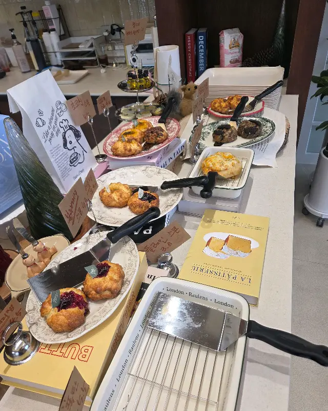 진열된 다양한 빵들