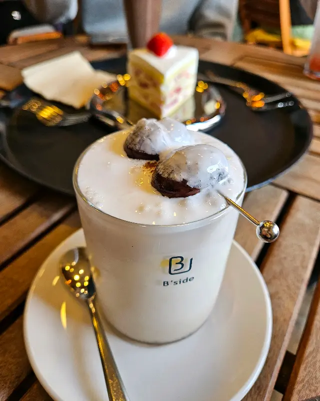 보니밤 라떼와 생딸기 쇼트케이크