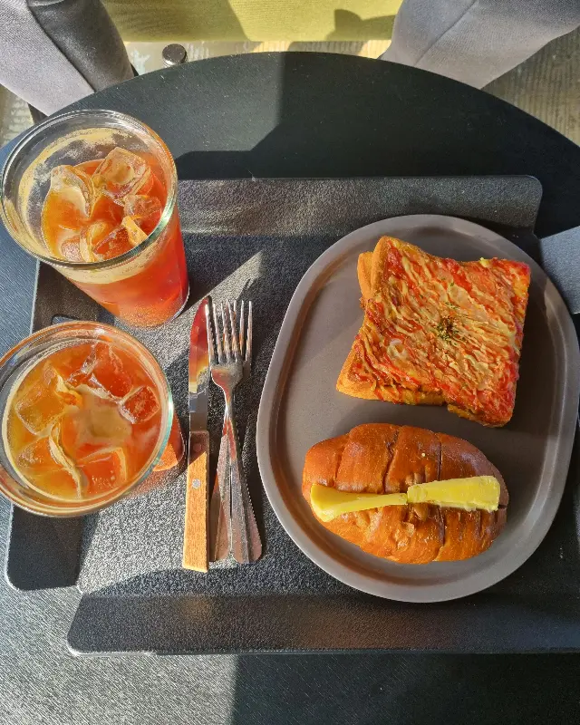 소세지빵과 자두에이드