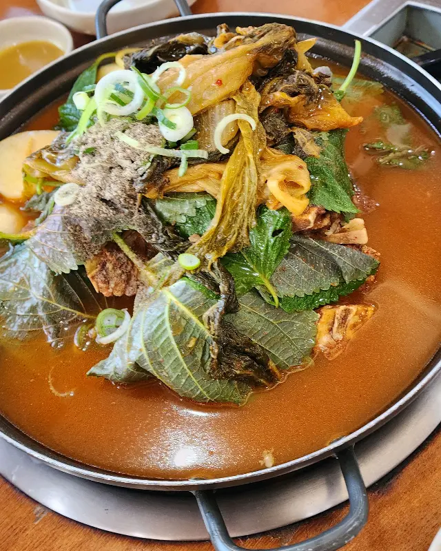 푸짐하게 담겨져 있는 감자탕