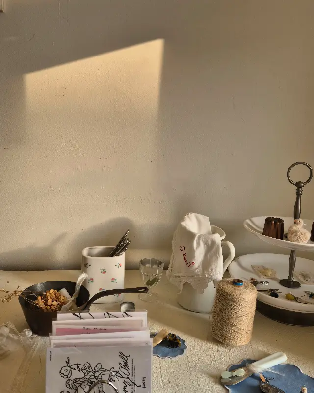 테이블 위에 놓인 찻잔과 디저트