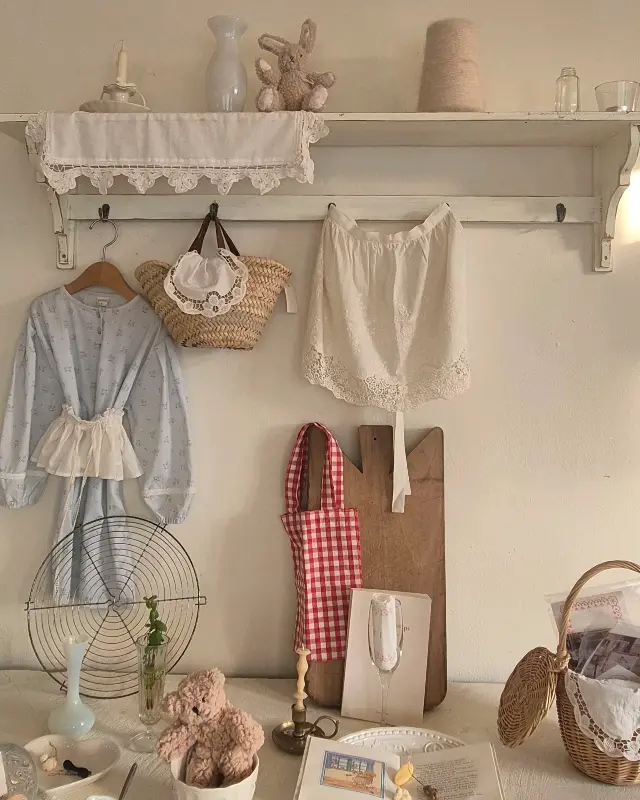 벽면에 걸린 옷과 가방, 낡은 선풍기