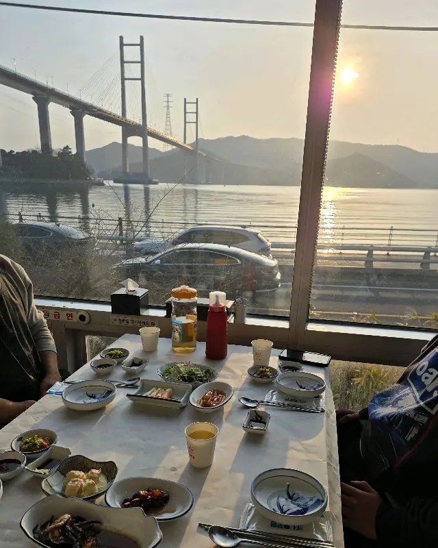 마창대교가 보이는 창가 좌석