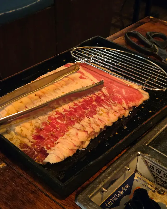 불판 가득 올려진 우삼겹