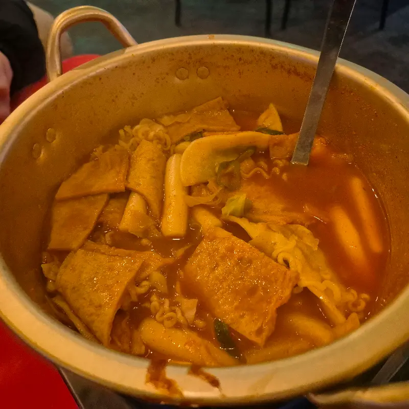 해산물이 푸짐하게 들어간 해물 짬뽕탕