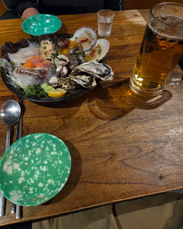 테이블 위에 놓인 모듬 해산물과 맥주