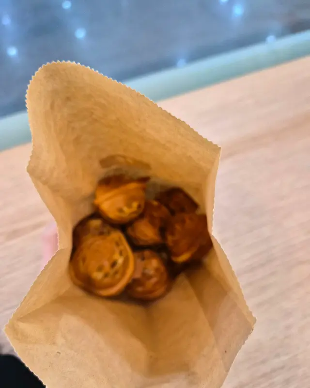 종이 봉투에 담긴 호두과자