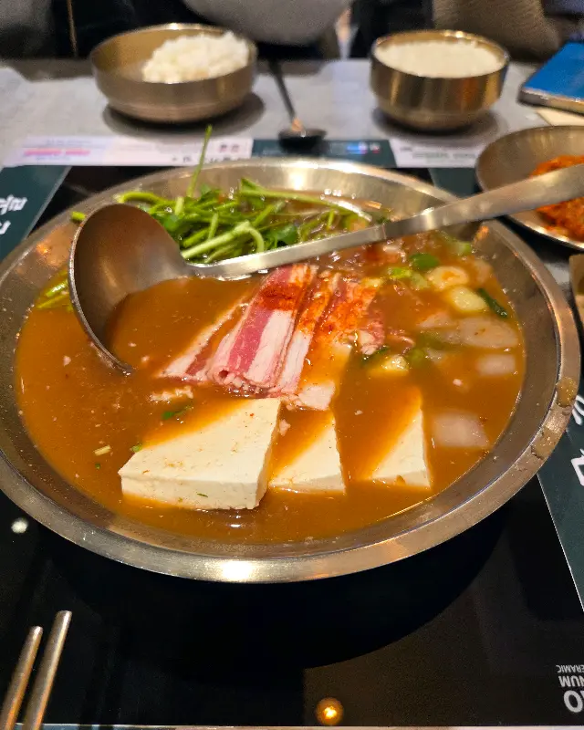 삼겹살과 두부가 들어간 된장찌개