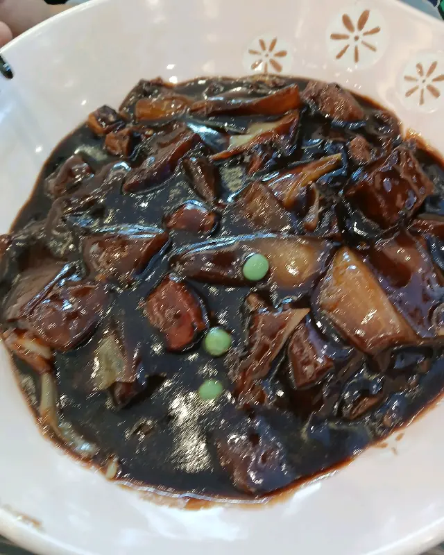 짜장 소스가 듬뿍 뿌려진 짜장면