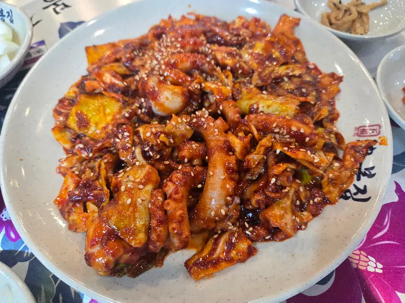 참깨가 뿌려진 낙지볶음