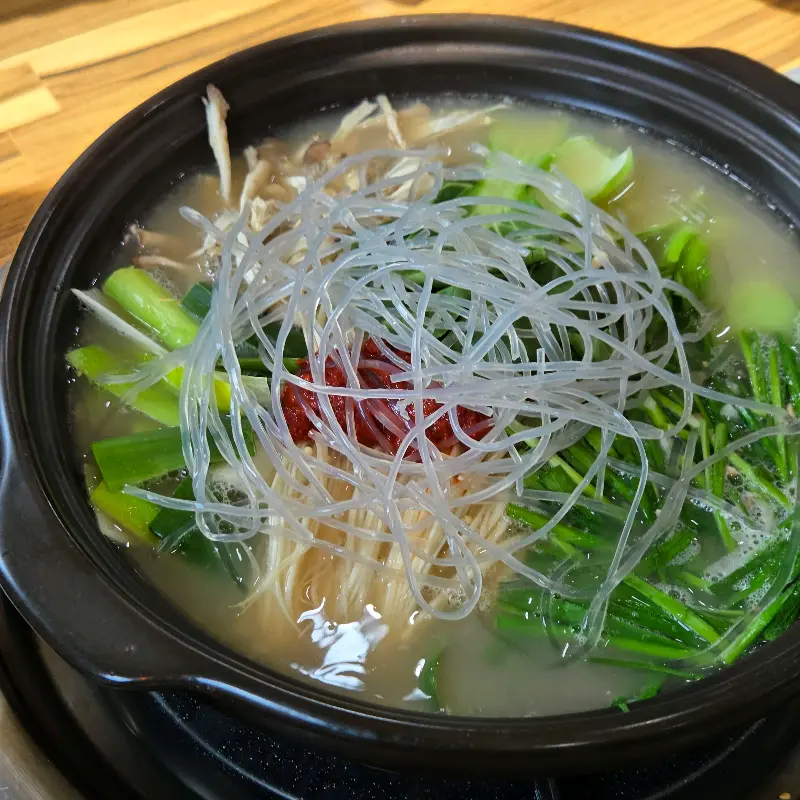 흑염소탕에 당면과 야채가 푸짐하게 들어간 모습