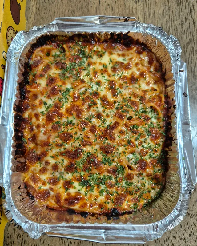 알루미늄 용기에 담긴 먹음직스러운 피자