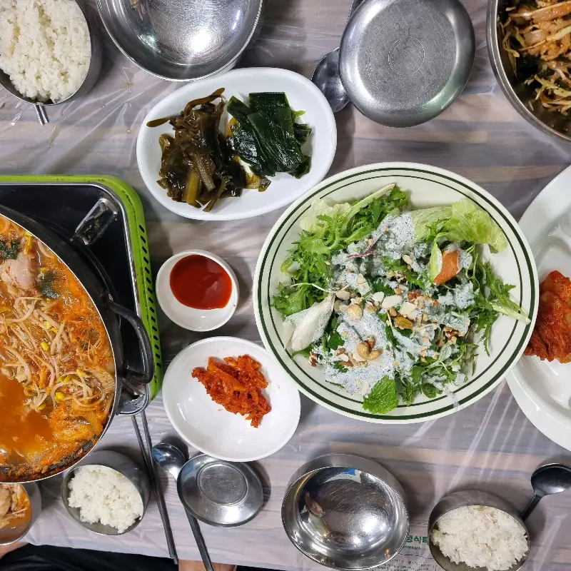 한 상 가득 차려진 음식