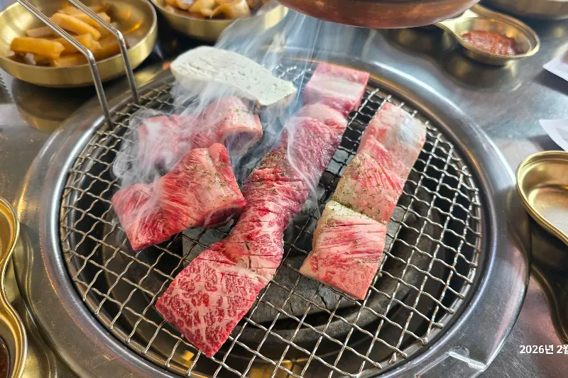 잘 익은 생갈비 한 점