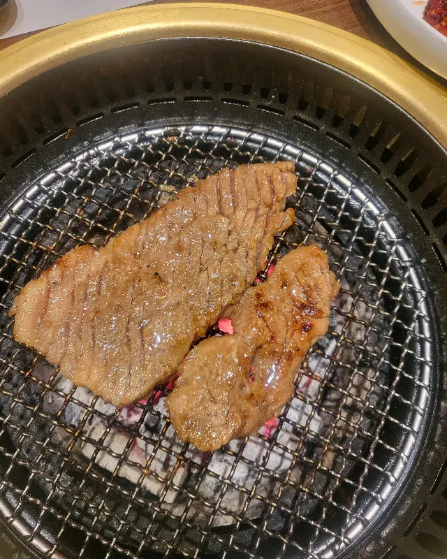 숯불 위에서 구워지는 갈비