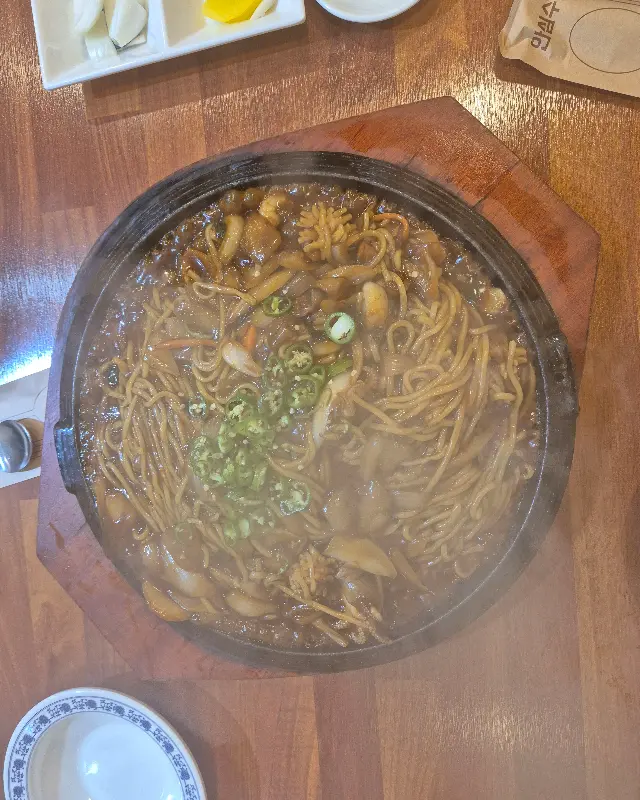 철판 짜장의 클로즈업 샷