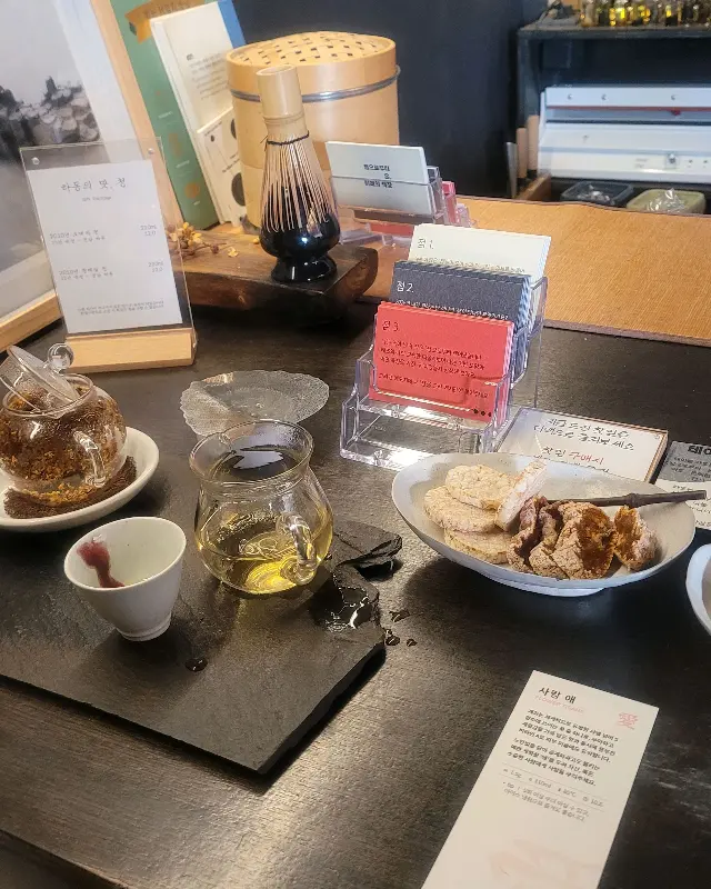 다양한 종류의 차와 다과