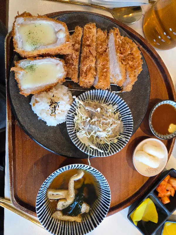 체다치즈돈까스의 풍성한 한 상 차림