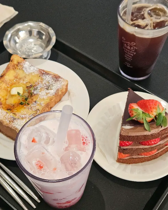 프렌치 토스트와 음료