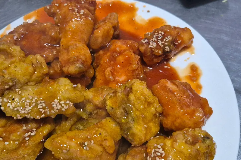 윤기가 좌르르 흐르는 양념 반, 핫후라이드 반반 치킨