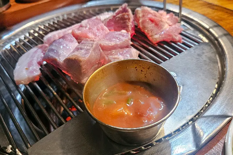숯불 위에서 맛있게 익어가는 흑돼지 오겹살