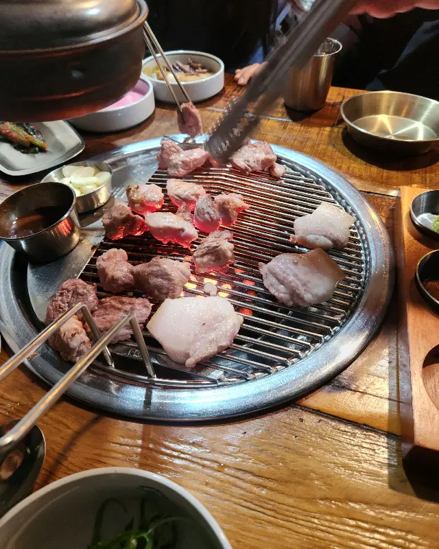 흑돼지 구워주는 모습