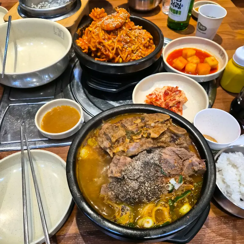 테이블 가득 차려진 음식