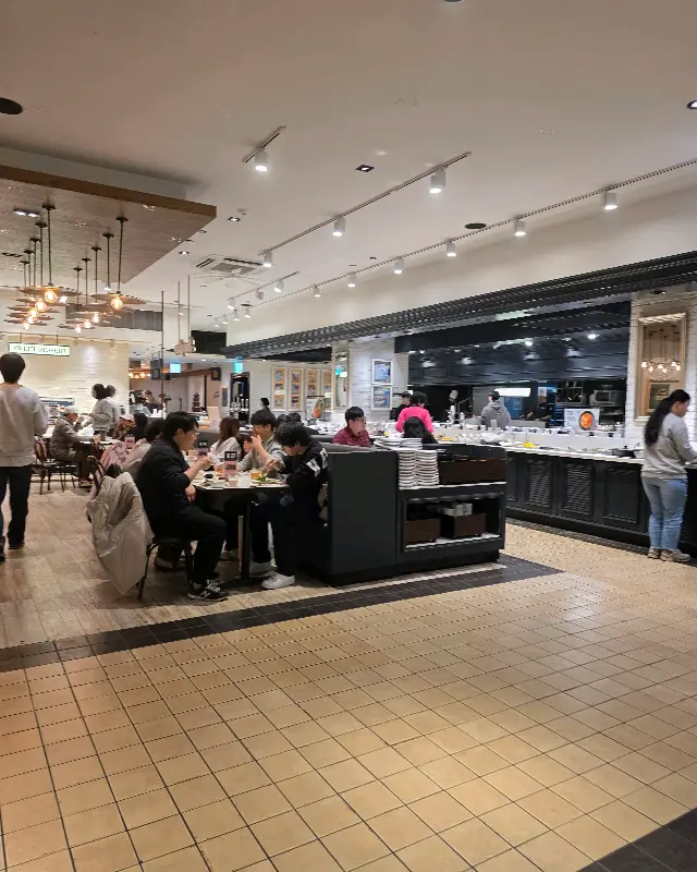 넓은 공간에서 편안하게 식사를 즐기는 사람들