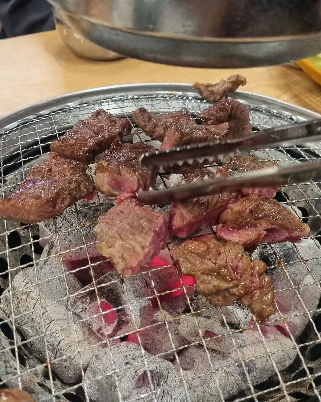 숯불 위에서 맛있게 익어가는 소고기