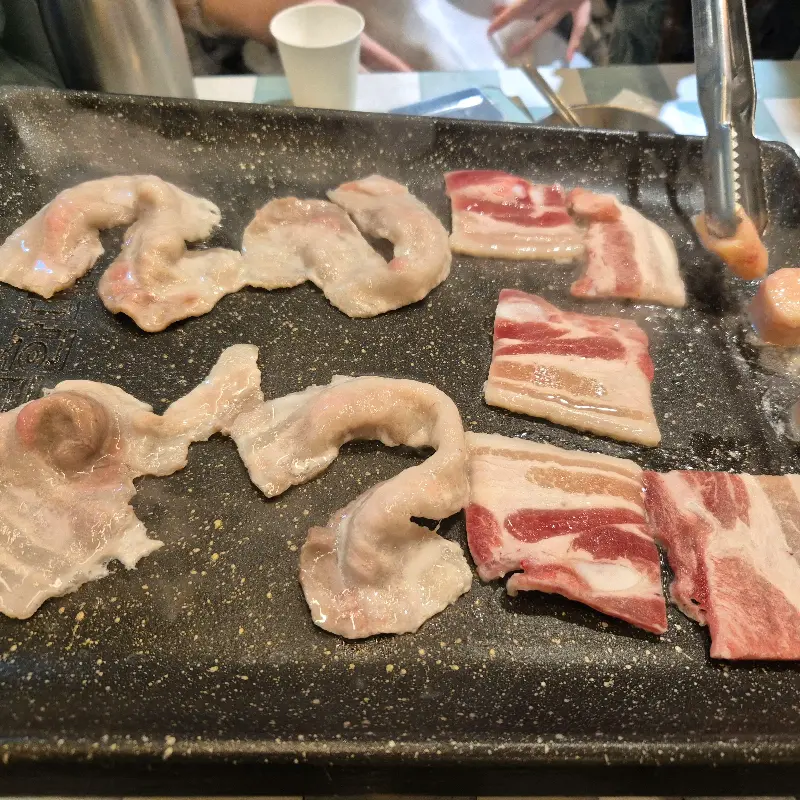 불판 위에서 지글거리는 대패삼겹살